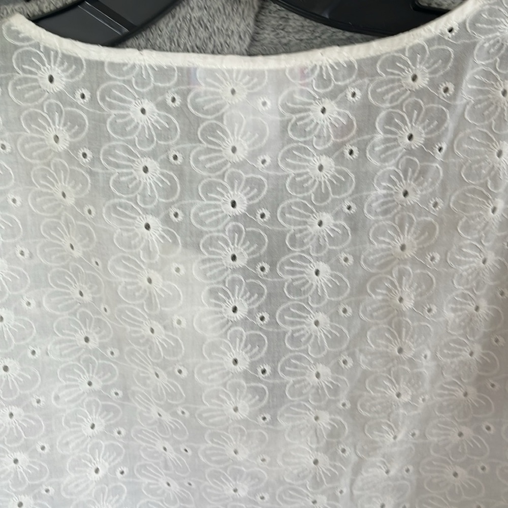 Stella Parker Flowers Med White V-neck - Picture 7 of 7